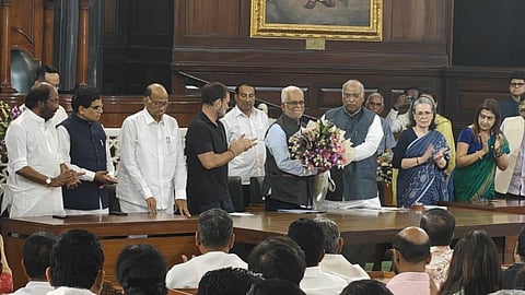 बिहार से दिल्ली लौटे राहुल गांधी, काली टीशर्ट में संसद पहुंचे....जानें अचानक आने की वजह