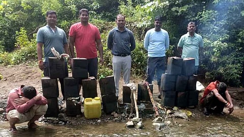 Akola Latest News: अकोला की अपराध शाखा की टीम ने मिली गुप्त सूचना के आधार पर शेकापुर नाला पर अवैध रूप से तैयार की जा रही देशी शराब के अड्डे पर छापेमारी की।