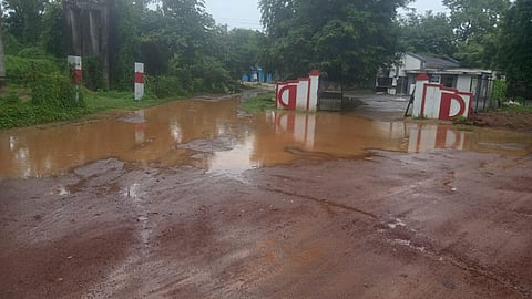 Rain water filled in front of Bhandara PWD office road damaged