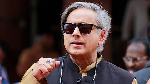 शशि थरूर ने कांग्रेस से ली अलग लाइन, PM-CM और मंत्रियों को हटाने वाले बिल का किया समर्थन