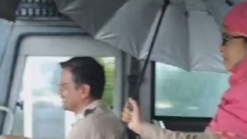 Shivshahi bus Woman conductor got suspension threat video viral