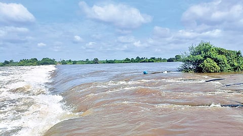 कम हुई बाढ़, नुकसान को लेकर किसान चिंतित