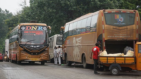 Nagpur Private Bus: नागपुर में निजी बसों पर प्रतिबंध लगाने से लोगों को राहत मिली है। लेकिन छत्रपति चौक के समीप लांग रूट की बसों का स्टॉपेज अब भी हो रहा है। धीरे-धीरे वापस बस संचालक वहीं आ रहे है।