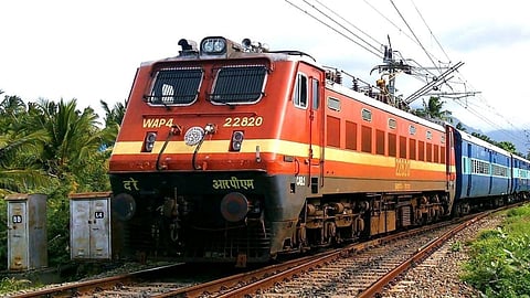 Trains Cancelled: महाराष्ट्र में भारी बारिश के कारण कई जिलों में जलभराव की स्थिति निर्माण हो गई है। इसका असर ट्रेनों पर देखने को मिला है। रेलवे प्रशासन ने कई ट्रेनें रद्द कर दी है।