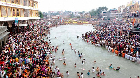 महाराष्ट्र के नासिक के त्र्यंबकेश्वर में सिंहस्थ कुंभमेला का आयोजन किया जाने वाला है। जिसको लेकर प्रशासन और साधु-संतों के कामकाज को रफ्तार दी जा रही है। गणेशोत्सव के दौरान साधु संतों ने आरती और भंडारे का आयोजन किया।