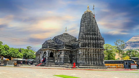 Nashik News: महाराष्ट्र के नासिक में जल्द ही सिंहस्थ कुंभ का आयोजन किया जाने वाला है। कुंभ में आने वाले श्रद्धालु त्र्यंबकेश्वर के दर्शन के लिए भी जाएंगे। यही कारण है कि नासिक के साथ त्र्यंबकेश्वर की भी तस्वीर बदलने वाली हैं।