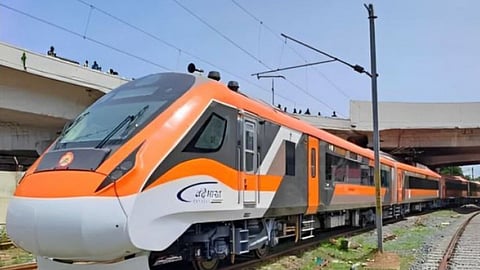 Vande Bharat News: त्योहारों के सीजन में ट्रेनों की संख्या बढ़ाई जा रही है। लेकिन खास बात यह है कि जिस वंदे भारत को अधिक कोच की जरूरत है उसे छोड़ दूसरे ट्रेनों के कोच बढ़ाए जा रहे है।