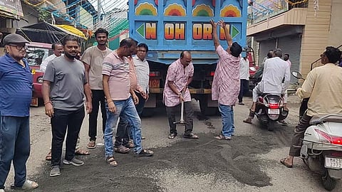 शहर की सड‍्कों के गड‍्ढों को पाटा