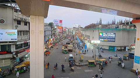 Licensed hawkers forcibly removed: नागपुर में गर्मियों में बर्डी से हॉकर्स हटाए जाने पर आपत्ति दर्ज करते हुए अब नागपुर फेरी वाला फुटपाथ दुकानदार संगठन के महासचिव ने कोर्ट में अवमानना याचिका दायर की।