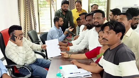 babupeth-sasti-railway-line-chandrapur-farmers-Oppose-protest