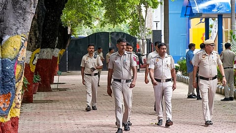 bomb threat to three delhi school