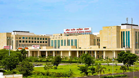 Nagpur AIIMS News: नागपुर के एम्स अस्पताल में बड़ी अफरा-तफरी मची हुई है। एम्स में जितने बेड उपलब्ध नहीं है, उससे दोगुना मरीजों की संख्या बढ़ी हुई है। स्ट्रेचर की भी सुविधा आसानी से नहीं मिलती है।