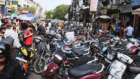 Nagpur News: शहर में दिनों-दिन पार्किंग की समस्या बढ़ती जा रही है। नागपुर के वेस्ट हाई कोर्ट की ओर इस तरह की समस्या ज्यादा देखने को मिल रही है, क्योंकि लोग अब मनमनी कर गाड़ी सड़क पर गाड़ी रखने लगे है।