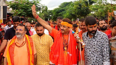 मनोज तिवारी और निशिकांत पर लगा बैद्यनाथ मंदिर में जबरन घूसे का आरोप, मामला दर्ज