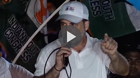 munger-rahul-gandhi-slams-modi-in-rain-crowd-chants-vote-chor-gaddi-chhor-video