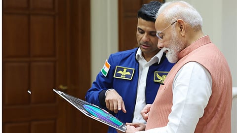 pm modi meets shubhanshi shukla
