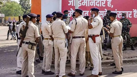 बिहार: सारण में पुलिस मुठभेड़ में दो वांछित अपराधी घायल, पांच गिरफ्तार