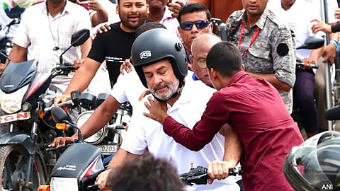 rahul gandhi kiss viral video