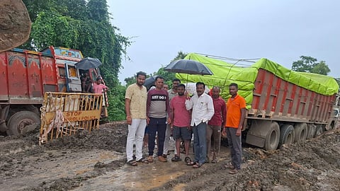 Gadchiroli News: गड़चिरोली के 2 दिनों से कुरखेड़ा-कोरची इस राष्ट्रीय महामार्ग पर एक बड़ ट्रक फंस जाने के कारण यातायात बाधित हो गया था। पोले के बाद बीते दिन बड़ी मशक्कत के बाद ट्रक को निकाला गया।