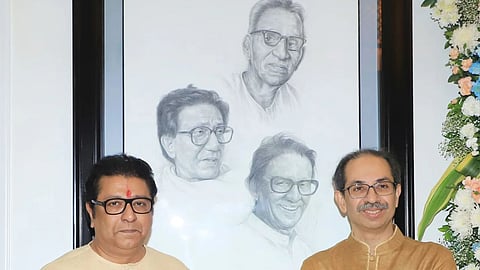 22 साल बाद गणेश चतुर्थी पर उद्वव पहुंचे राज ठाकरे के घर, महाराष्ट्र के सियासी गलियारों में हलचल तेज
