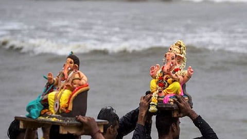 मुंबई में बारिश के बीच गणेश विसर्जन (pic credit; social media)