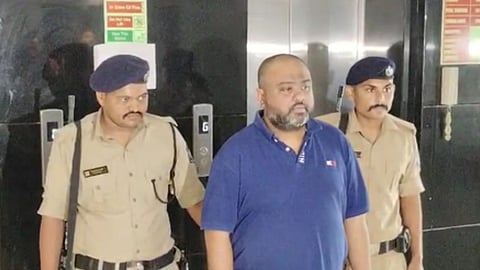 2200 करोड़ सट्टा घोटाले का मुख्य आरोपी दुबई से गिरफ्तार, SMC ने अहमदाबाद एयरपोर्ट पर हिरासत में लिया