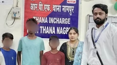 Nagpur News: मध्य रेल नागपुर मंडल के वाणिज्य विभाग में टीटीई की सूझबूझ से 3 मासूम बच्चे गलत हाथों में जाने से बच गए। टीटीई ने बच्चों को सुरक्षित अपने घर पहुंचाया।