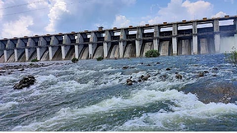 Yavatmal News: यवतमाल जिले में अगस्त के महीने में बांध ओवरफ्लो हो गए है। भारी बारिश के कारण जल संग्रह में वृद्धि हुई है, जिससे पीने के पानी का समस्या का हल हो गया है।