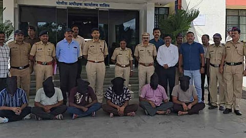 पुलिस सुपरिटेडेंट अनुज तारे की टीम को एक बहुत बड़ी सफलता हासिल हुई है। वाशिम पुलिस ने समृद्धि महामार्ग पर औषधि से भरे कंटेनर से 2.43 करोड़ रु मूल्य की जबरन चोरी के आरोपियों को गिरफ्तार किया है।
