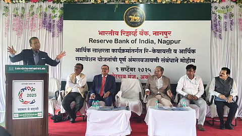 देश के केंद्रीय बैंक आरबीआई और अकोला-वाशिम जिला मध्यवर्ती सहकारी बैंक ने साथ मिलकर री-केवाईसी अभियान का आयोजन किया जा रहा है। इस अवसर पर आरबीआई के नागपुर के रिजनल डाइरेक्टर ने सरकारी योजनाओं के लाभ की बात कही है।