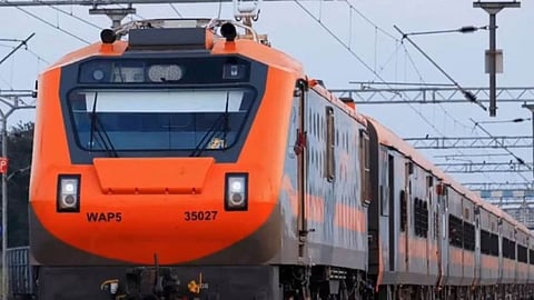 Amrit Bharat Express: रेलवे द्वारा सुपरफास्ट एक्सप्रेस का अमृत भारत वर्जन लॉन्च किया गया है। अब जल्द ही नागपुर से भी साप्ताहिक अमृत भारत एक्सप्रेस गुजरने वाली है। रेलवे बोर्ड ने हरी झंडी दिखा दी है।