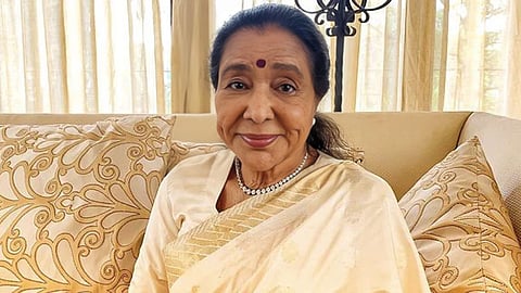 आशा भोसले की 16 साल की उम्र में हुई शादी, टूटा लता संग रिश्ता, फिर बेटे हेमंत ने कराई नजदीकियां