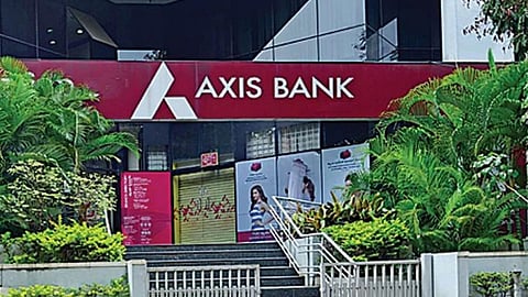 Axis Bank and GS Finance: एक्सिस बैंक लोन फ्रॉड मामले में EOW ने बंटी-बबली को जेल से हिरासत में लिया है। इस लोन फ्रॉड का संबंध अप्रैल 2024 के जीएस फाइनान्स कंपनी के धोखाधड़ी मामले से जुड़ा है।