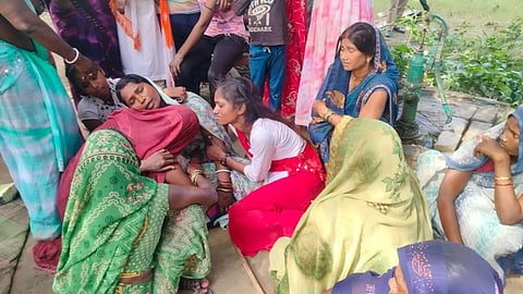 बहराइच में आदमखोर भेड़िए के हमले में पति-पत्नी की मौत, गुस्साए ग्रामीणों ने फोड़ी वन विभाग की गाड़ी