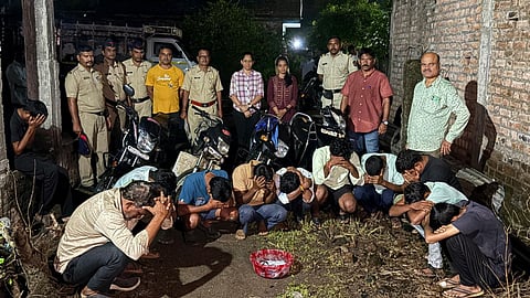Big gambling den busted Wardha Police raid 12 arrested
