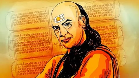 अमीर बनना हो तो आचार्य चाणक्य की इन 7 नीतियों पर चलें, सफलता के साथ धन भी बरसेगा