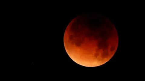 इस बार चंद्रग्रहण के दिन करें इन चीजों का दान, दूर हो जाएंगे सभी अशुभ प्रभाव, होगी खुशहाली जीवन में