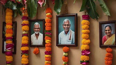 घर में मृत व्यक्ति की तस्वीर लगाने से पहले ये बातें जान लें, वरना हो सकता है भारी नुकसान