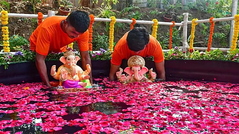 पुणे में गणेश विसर्जन की तैयारियां जोरों शोरों से शुरू हो चुकी है। जिसको लेकर पुणे महानगरपालिका ने गणेश विसर्जन के लिए 2,000 सफाईकर्मियों की तैनाती की है। साथ ही 69 आर्टिफिशियल टैंक बनाए गए हैं।
