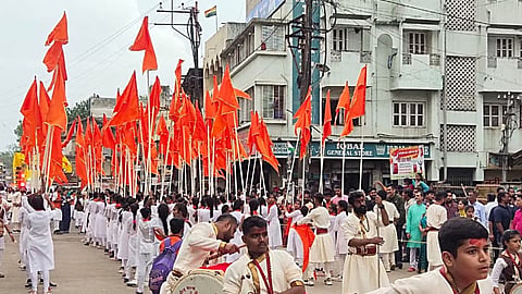 बाप्पा की विदाई में अब सिर्फ 2 ही दिन बाकी रह गए हैं, लेकिन विसर्जन के रास्ते पर कई जगहों पर ओवरहेड वायर और छोटे-छोटे गड्ढों की मरम्मत अभी तक नहीं हुई है। नासिक मनपा आयुक्त ने विसर्जन के रास्ते का जायजा लिया है।