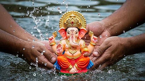वाशिम जिले में बाप्पा को विदाई देने की तैयारियां तेज हो गई है। 6 दिसंबर से शुरू हुआ गणेश विसर्जन लगातार तीन दिनों तक चलने वाला है। 6 फीट तक की ऊंचाई वाली मूर्ति का विसर्जन कृत्रिम टैंक में किया जाएगा।
