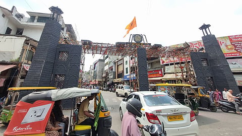 Nagpur News: गणेशोत्सव का त्योहार खत्म होने के बाद भी शहर में नेताओं और कारोबारियों के स्वागत द्वार जस के तस खड़े है। इन स्वागत द्वारों ने सड़कों को घेर रखा है, जिससे यातायात में परेशानी हो रही है।