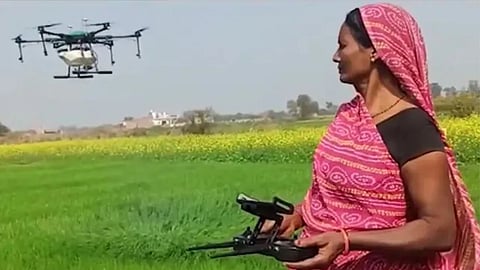 Nagpur News: नागपुर जिले में चयनित 51 महिला बचत समूहों को 2024-25 से 2025-26 की अवधि में कृषि कार्यों के लिए ड्रोन उपलब्ध कराए जाएंगे। इस योजना के तहत महिलाओं को सुविधा मिलेगी।