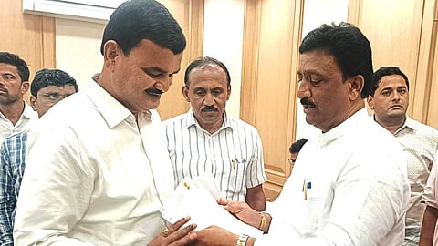 Wardha Farmers: वर्धा जिले के देवली-पुलगांव निर्वाचन क्षेत्र के किसानों पर अतिवृष्टी होने पर बडा संकट आन पड़ा है। विशेष रूप से सोयाबीन फसल पर चारकोल रॉट बीमारी का संक्रमण दिख रहा है।