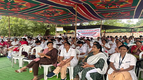 यवतमाल जिले में पिछले 21 दिनों से स्वास्थ्य कर्मियों की हड़ताल जारी है। लेकिन सोमवार को आंदोलन मंडप पर ये आरोप लगाया जा रहा है कि कुछ सीनियर ऑफिसर फूट डालो और राज करो की नीति अपना रहे हैं।
