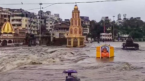 गणेश विसर्जन के बाद भी नासिक में भारी बारिश का सिलसिला रुकता हुआ नजर नहीं आ रहा है। मौसम विभाग यानी आईएमडी के द्वारा मुंबई और महाराष्ट्र में भारी बारिश की चेतावनी दी जा रही है।