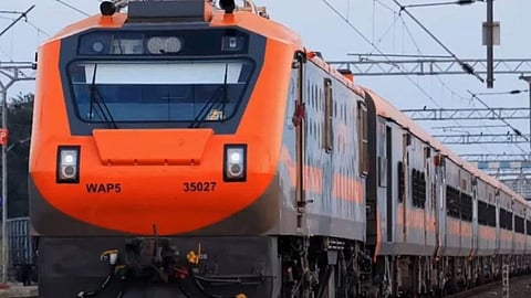 Railways: मध्य रेल नागपुर और पश्चिम रेलवे के इंदौर के बीच चलने वाली 16 डिब्बों वाली वंदे भारत ट्रेन 20911/12 की योजना फिलहाल स्थगित कर दी गई है। वर्तमान में यह वंदे भारत 8 कोचेस के साथ दौड़ रही है।