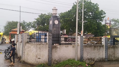 धारणी शहर की ऐतिहासिक पहचान जयस्तंभ इन दिनों जर्जर हालात में है। इस जयस्तंभ के सौंदर्यीकरण के नाम पर लाखों रुपये खर्च कर दिए गए हैं, लेकिन फिर भी इसकी हालत ज्यों की त्यों बनी हुई है।