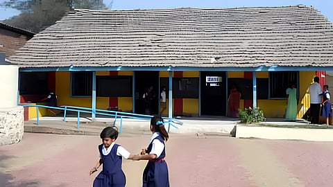 वाशिम जिला परिषद के मुख्य कार्यकारी अधिकारी अर्पित चौहान ने इस क्षेत्र के कुछ चुनिंदा शिक्षकों के साथ मिलकर बैठक की है। जिसमें उन्होंने लगभग 50 शिक्षकों के साथ बातचीत की है।