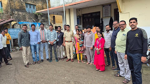 अपने माता पिता के साथ वर्धा की ओर जा रही बच्ची रास्ते में गायब हो गई थी। जिसके बाद सोशल मीडिया पर फोटो शेयर की जाने के बाद इस बच्ची को समृद्धि महामार्ग पर घूमते हुए देखा गया।